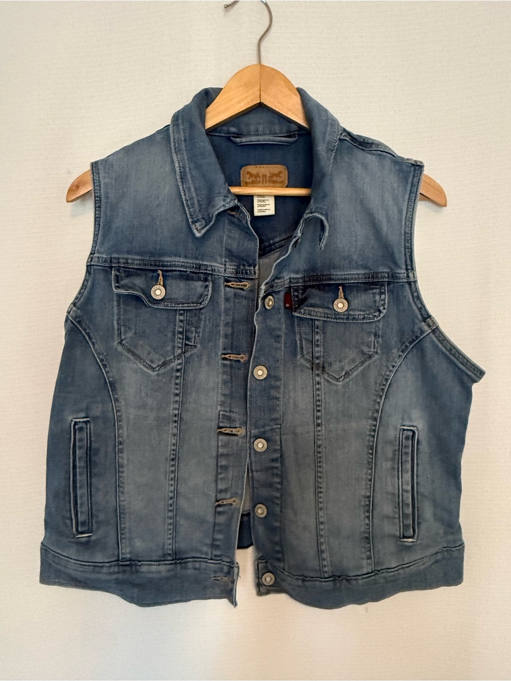 Levi’s Women's Classic Denim Trucker Vest Size XL Medium Wash Blue Jean Vest